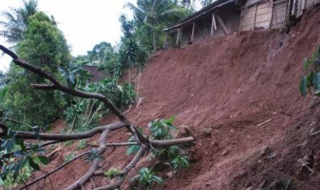 Tanah longsor (ilustrasi). Perempuan asal Solok, Sumatra Barat, yang akan melahirkan terpaksa ditandu sejauh 11 kilometer menuju rumah sakit karena jalanan tertutup longsor. 