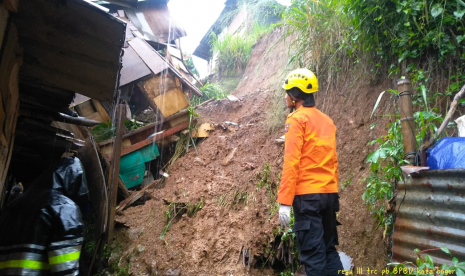 Tanah longsor menimbun dua rumah warga di Kampung Kedung Badak Sentral, RT RW 01/13, Kelurahan Kedung Badak, Kecamatan Tanah Sareal, Kota Bogor, Rabu (1/1). 