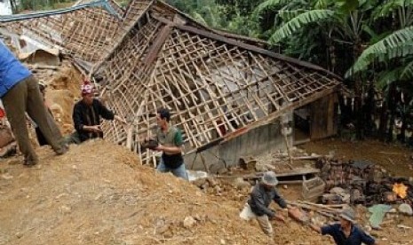 Tanah longsor menimpa rumah penduduk, ilustrasi