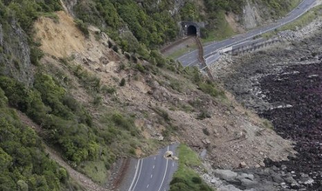 Tanah longsor menutup jalan State Highway One dan jalur kereta api utama di utara Kaikoura akibat gempa bumi di Selandia Baru, Senin, 14 November 2016.