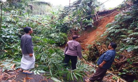 Tanah longsor terjadi di Desa Tanalum, Kecamatan Rembang, Kabupaten Purbalingga, Ahad (27/11/2022) sore.