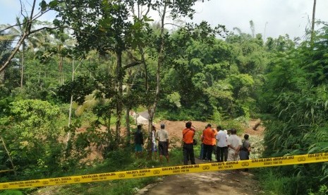 Tanah longsor terjadi di Kecamatan Cisayong, Kabupaten Tasikmalaya, Jumat (28/2). Akibat kejadian itu, satu orang hilang diduga tertimbun longsor dan akses jalan desa terputus.