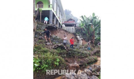 Tanah longsor terjadi di sejumlah titik di Kabupaten Tasikmalaya, Jawa Barat, Ahad (1/10). Longsor diduga terjadi karena hujan sejak beberapa hari terakhir