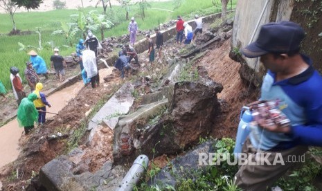 Tanah longsor terjadi di sejumlah titik di Kabupaten Tasikmalaya, Jawa Barat, Ahad (1/10). Longsor diduga terjadi karena hujan sejak beberapa hari terakhir.