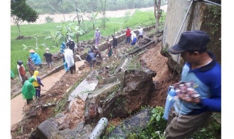 Tanah longsor terjadi di sejumlah titik di Kabupaten Tasikmalaya, Jawa Barat, Ahad (1/10). Longsor diduga terjadi karena hujan sejak beberapa hari terakhir. 