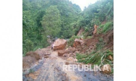 Tanah longsor yang di akibatkan bencana banjir. ilustrasi