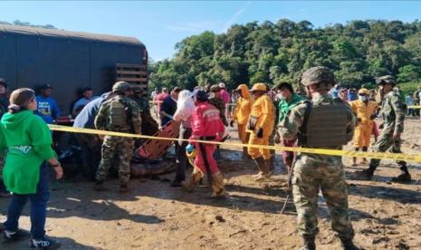 Tanah longsor yang disebabkan oleh hujan lebat di barat laut Kolombia menewaskan sedikitnya 23 orang dan melukai puluhan orang di jalan raya yang sibuk, kata pihak berwenang di Bogota, Kolombia, Sabtu, 13 Januari 2024. 