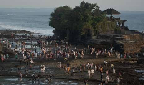 Tanah Lot di Tabanan merupakan salah satu destinasi wisata favorit di Bali.