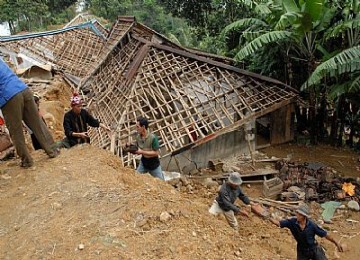 Tanah longsor menimpa rumah penduduk, ilustrasi