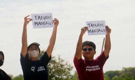 Persiapan tanam mangrove dalam kegiatan Aksi Muda Jaga Iklim 2022