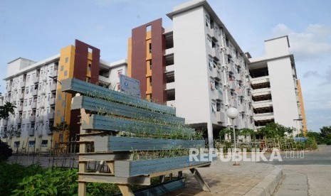  Tanaman di halaman rumah susun sederhana sewa (rusunawa) di Pesakih, Daan Mogot, Jakarta, Ahad (8/1). 