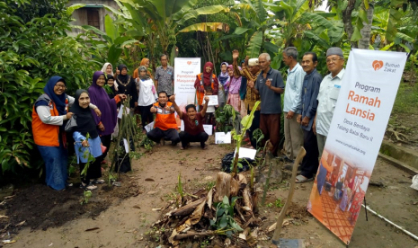 Tanaman Obat Keluarga. Rumah Zakat bersama lansia di Ogan Ilir menanam obat keluarga.