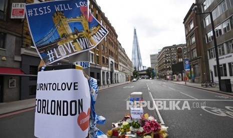 Inggris Terapkan Vonis Lebih Berat Bagi Terpidana Teroris. Tanda belasungkawa terpampang di jalan dekat lokasi aksi teror di Jembatan London.