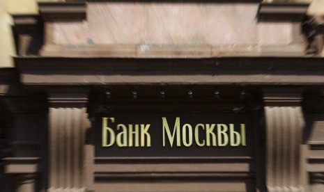 Tanda bertuliskan Bank Moskow. Uni Eropa sepakat untuk meningkatkan sanksi terhadap Rusia terkait kebijakan negara itu terhadap Ukraina