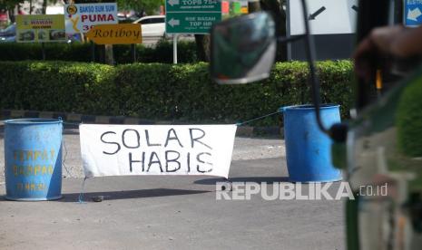 Tanda pemberitahuan Solar Habis terpasang di SPBU (ilustrasi). Menteri Energi Sumber Daya Mineral (ESDM) Arifin Tasrif saat melakukan sidak di beberapa SPBU di Kota Bengkulu menemukan banyak truk industri perusahaan tambang dan perkebunan yang menggunakan Bahan Bakar Minyak (BBM) jenis solar subsidi.