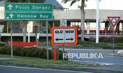  Tanda perbatasan di Queensland-New South Wales di Gold Coast, Queensland, Australia,Kamis (2/9). Perdana Menteri Queensland telah memberi isyarat bahwa dia dapat menunda pelonggaran pembatasan begitu target cakupan vaksinasi COVID-19 tercapai karena kekhawatiran barunya tentang anak-anak yang tidak divaksinasi .