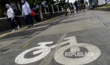 Tanda sepeda tertera di jalur pedestrian di Jl Jenderal Sudirman, Jakarta.