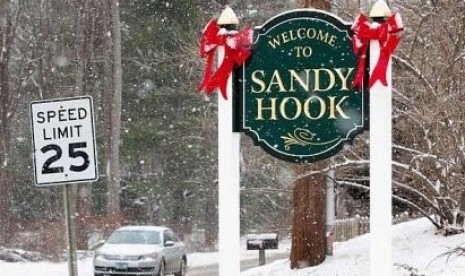 Tanda ucapan selamat datang di Kota Sandy Hook, Newtown, Amerika Serikat