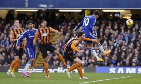 Tandukan Eden Hazard yang berbuah gol ke gawang Hull City.