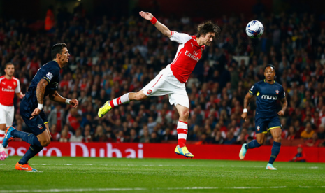 Tandukan Tomas Rosicky berbuah gol ke gawang QPR.