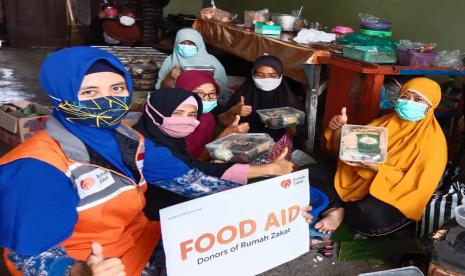 -ibu jama'ah masjid Nur Sholeh membagikan makanan kepada anak-anak, orang tua dan  mereka yang membutuhkan