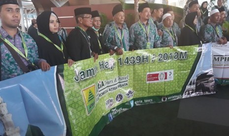 TANGERANG -- Kementerian Agama melepas jamaah haji khusus kloter pertama di Terminal 3 Bandara Soekarno Hatta, Tangerang, Sabtu (28/7). Sebanyak 81 jamaah haji khusus dari PT Andromeda Atria Wisata dilepas langsung oleh Dirjen Penyelenggara Haji dan Umrah (PHU) Kemenag, Nizar Ali.