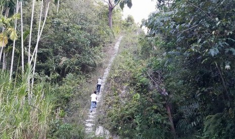 Tangga menuju lokasi PLTMh Desa Kamanggih.