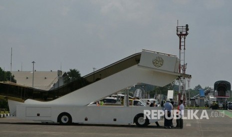 Tangga pesawat yang akan digunakan oleh raja salman di bandara halim perdana kusuma,jakarta,rabu (1/3).