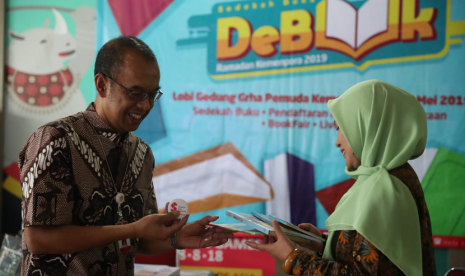 Tanggal 17 Mei tepat peringatan Hari Buku Nasional. Sesmenpora Gatot S Dewa Broto bersama Kabag Humas Isa Anshary dan Ketua Panitia Sedekah Buku Ramadan Kemenpora 2019 Suci Marta menyerahkan buku kepada Owner Sedekah Buku Indonesia, Nur Anugerah pada acara Sedekah Buku Ramadan Kemenpora 2019 atau DeBook di Lobi Kantor Kemenpora, Jumat (17 /5) siang. 