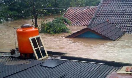 Tanggul bekasi jebol