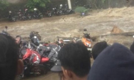 Tanggul di dekat SMAN 2 Budi Agung, Kota Bogor, jebol, Senin (27/2) sore.