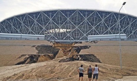 Tanggul di kompleks Volgograd Arena yang rusak akibat hujan.