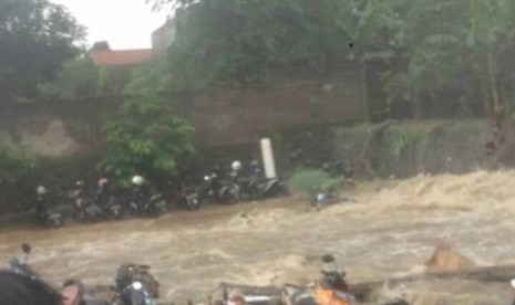 Tanggul jebol di dekat SMAN 2 Bogor, Senin (27/2)