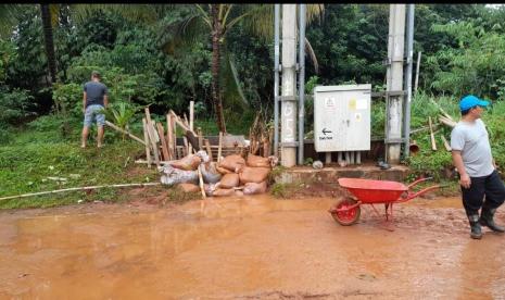 Tanggul jebol yang menyebabkan banjir (ilustrasi). ujan dengan intensitas tinggi menyebabkan kenaikan debit air hingga mengakibatkan tanggul jebol di Kabupaten Konawe Provinsi Sulawesi Tenggara pada Senin (1/8) dini hari. Jebolnya tanggul tersebut diperkirakan karena tidak cukup kuat menahan kenaikan volume air, sehingga menyebabkan permukiman warga di Desa Anggoro Kecamatan Abuki terendam banjir sejak pukul 00.00 waktu setempat.