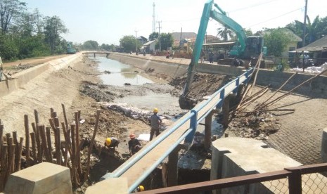 Tanggul Saluran Sekunder, di Desa Wanguk, Kecamatan Anjatan, Kabupaten Indramayu, jebol. Saat ini  PJT II Jatiluhur dan BBWS Citarum sedang memerbaiki kerusakan tersebut. 