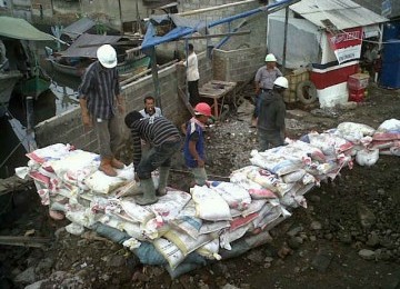 Tanggul sementara di lokasi tanggul jebol