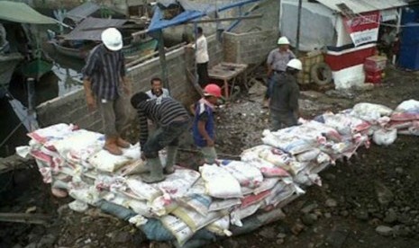 Tanggul sementara di lokasi tanggul jebol