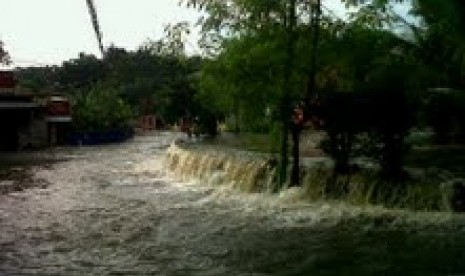 Tanggul yang jebol menyebabkan banjir di Kampung Makasar, Jakarta Timur, Sabtu (24/11) pagi