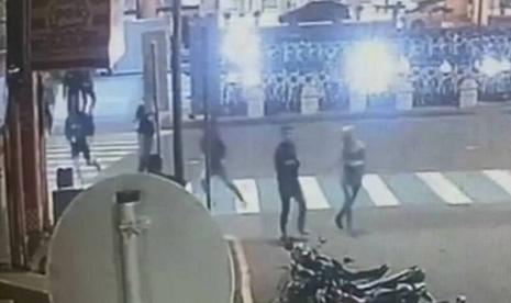 Tangkapan CCTV merekam perkelahian sekitar 30 WNI dari dua kelompok silat yang bentrok di Changhua, Taiwan.