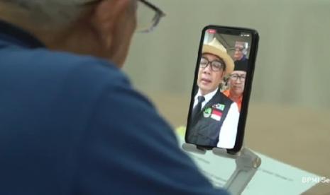 Tangkapan gambar Wakil Presiden Maruf Amin saat melakukan video call dengan Gubernur Jawa Barat Ridwan Kamil untuk memantau penanganan korban gempa di Cianjur, Jawa Barat, Selasa (22/11).