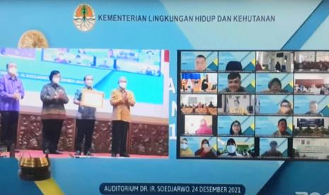 Tangkapan layar acara penghargaan Sekolah Adiwiyata Nasional dan Sekolah Adiwiyata Mandiri dari Kementerian Lingkungan Hidup dan Kehutanan (KLHK) yang digelar secara virtual.