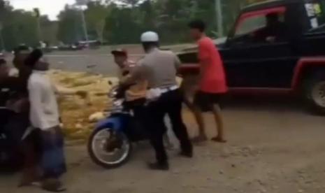 Tangkapan layar aksi pembubaran balapan liar di Jalan Lingkar Selatan (JLS), Donomulyo, Kabupaten Malang. 