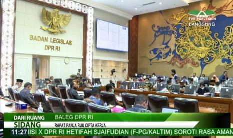 Tangkapan layar Badan Legislasi (Baleg) DPR yang menggelar rapat panitia kerja (Panja) RUU Cipta Kerja di masa reses, Rabu (22/7).