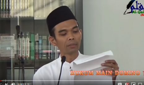 Tangkapan layar dari video yang viral di media sosial tentang UAS menjawab soal hukum bermain domino dan catur