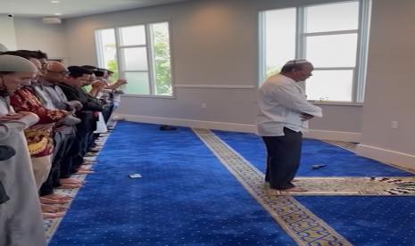 Tangkapan layar Menteri Badan Usaha Milik Negara (BUMN) Erick Thohir bersama sejumlah warga muslim menunaikan shalat ghaib untuk guru bangsa, Buya Syafii Maarif di Masjid At-Thohir, Los Angeles, Amerika Serikat (AS).