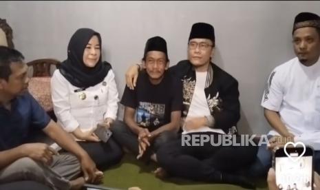 Tangkapan layar Gus Miftah temui Sunhaji, penjual es teh.