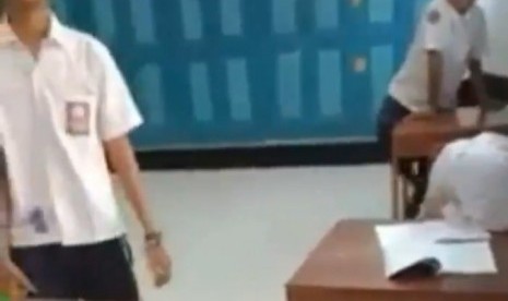 Tangkapan layar kasus bully atau perundungan yang dilakukan beberapa orang siswa laki-laki SMP terhadap seorang siswi wanita di sebuah SMP di Purwerejo, Jawa Tengah. (ilustrasi)