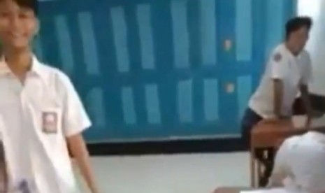 Tangkapan layar kasus bully atau perundungan yang dilakukan beberapa orang siswa laki-laki SMP terhadap seorang siswi wanita di sebuah SMP di Purwerejo, Jawa Tengah.