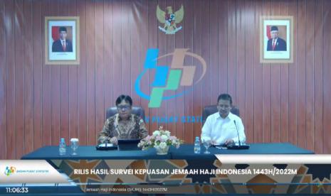 Tangkapan layar Kepala BPS Margo Yuwono (kiri) dan Kepala Badan Litbang dan Diklat Kemenag Suyitno (kanan) dalam kegiatan rilis hasil survei Indeks Kepuasan Jamaah Haji Indonesia (IKJHI) 1443H/2022M, Senin (19/12).