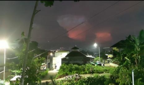 Tangkapan layar kondisi langit di sekitar Gunung Arjuno, Senin (13/12) malam.